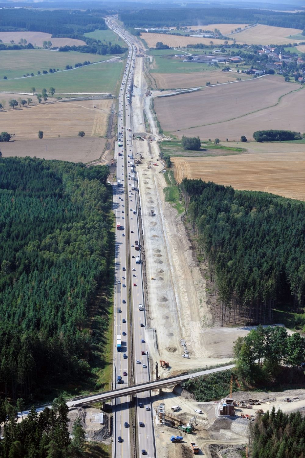 Aerial photograph Wüstenwetzdorf - Buildings and route of the motorway A9 motorway with four lanes now. Currently, reconstruction, expansion and new construction work is underway for the six-lane expansion of Highway 9 between Triptis and Schleiz by Wayss & Freytag Ingenieurbau and EUROVIA VINCI in Thuringia