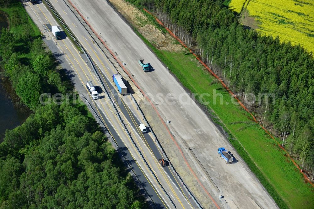 Wüstenwetzdorf from the bird's eye view: Buildings and route of the motorway A9 motorway with four lanes now. Currently, reconstruction, expansion and new construction work is underway for the six-lane expansion of Highway 9 between Triptis and Schleiz by Wayss & Freytag Ingenieurbau and EUROVIA VINCI in Thuringia