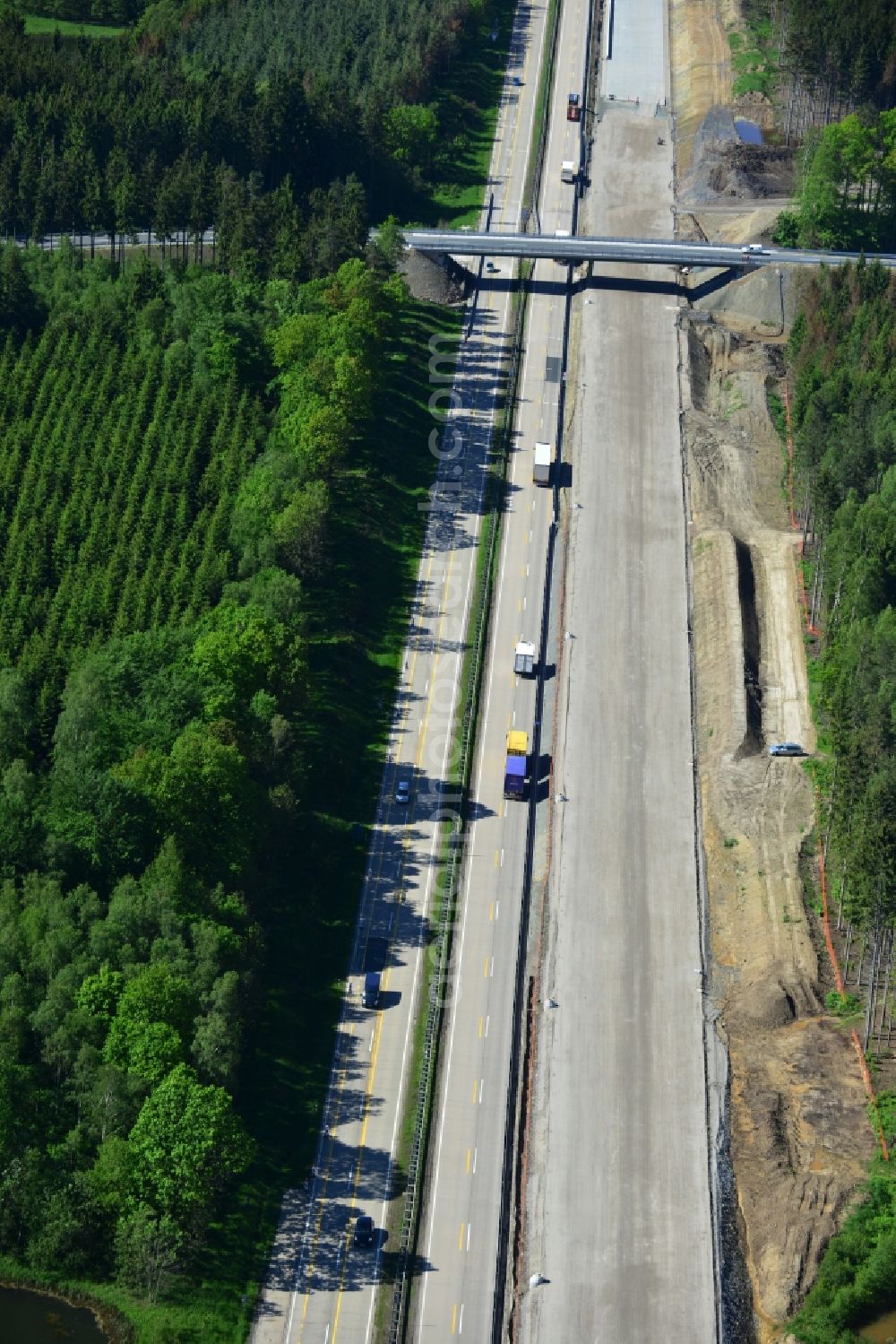 Aerial image Wüstenwetzdorf - Buildings and route of the motorway A9 motorway with four lanes now. Currently, reconstruction, expansion and new construction work is underway for the six-lane expansion of Highway 9 between Triptis and Schleiz by Wayss & Freytag Ingenieurbau and EUROVIA VINCI in Thuringia