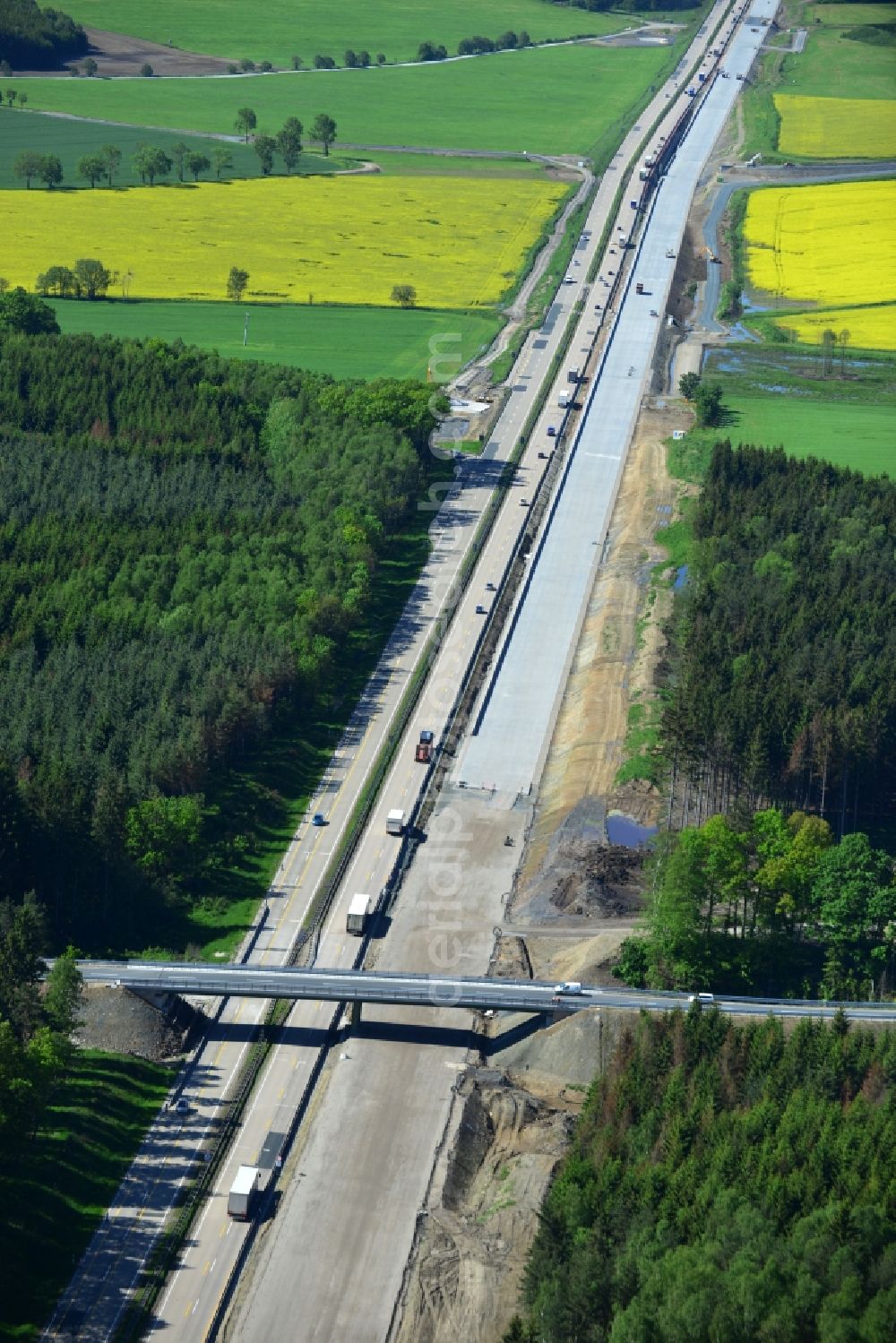 Aerial photograph Wüstenwetzdorf - Buildings and route of the motorway A9 motorway with four lanes now. Currently, reconstruction, expansion and new construction work is underway for the six-lane expansion of Highway 9 between Triptis and Schleiz by Wayss & Freytag Ingenieurbau and EUROVIA VINCI in Thuringia