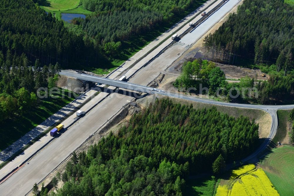 Wüstenwetzdorf from above - Buildings and route of the motorway A9 motorway with four lanes now. Currently, reconstruction, expansion and new construction work is underway for the six-lane expansion of Highway 9 between Triptis and Schleiz by Wayss & Freytag Ingenieurbau and EUROVIA VINCI in Thuringia