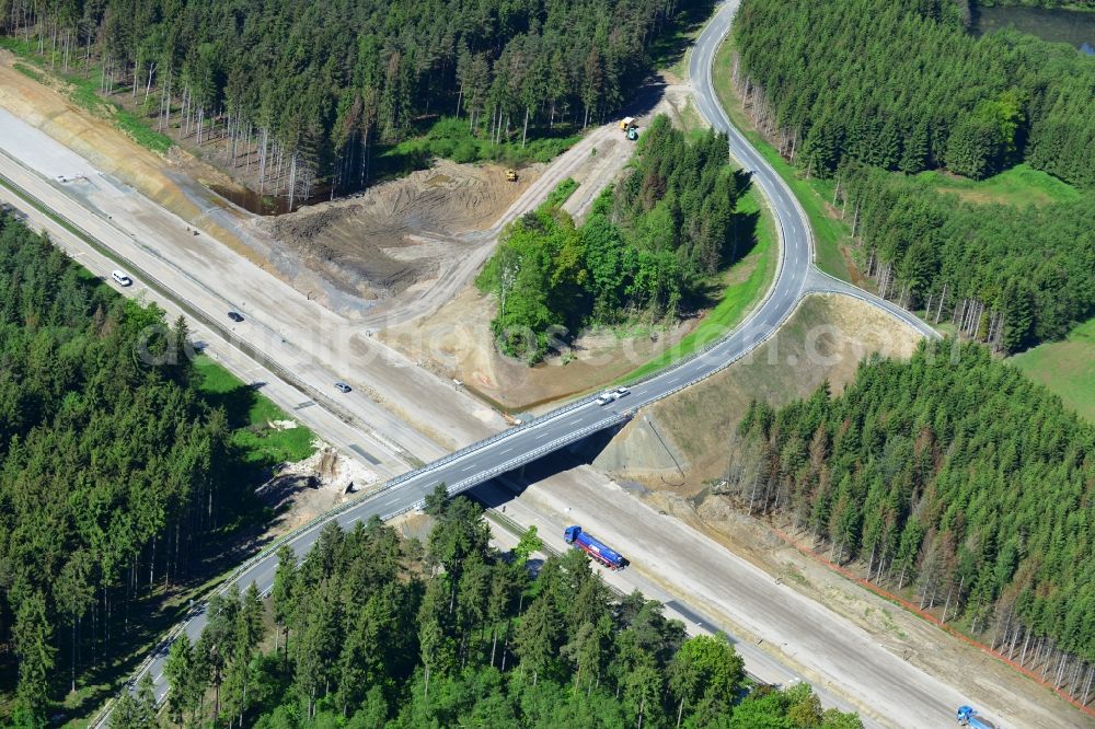 Wüstenwetzdorf from the bird's eye view: Buildings and route of the motorway A9 motorway with four lanes now. Currently, reconstruction, expansion and new construction work is underway for the six-lane expansion of Highway 9 between Triptis and Schleiz by Wayss & Freytag Ingenieurbau and EUROVIA VINCI in Thuringia