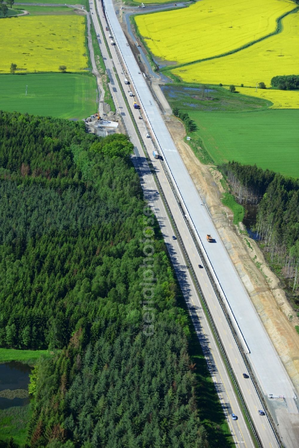 Aerial image Wüstenwetzdorf - Buildings and route of the motorway A9 motorway with four lanes now. Currently, reconstruction, expansion and new construction work is underway for the six-lane expansion of Highway 9 between Triptis and Schleiz by Wayss & Freytag Ingenieurbau and EUROVIA VINCI in Thuringia