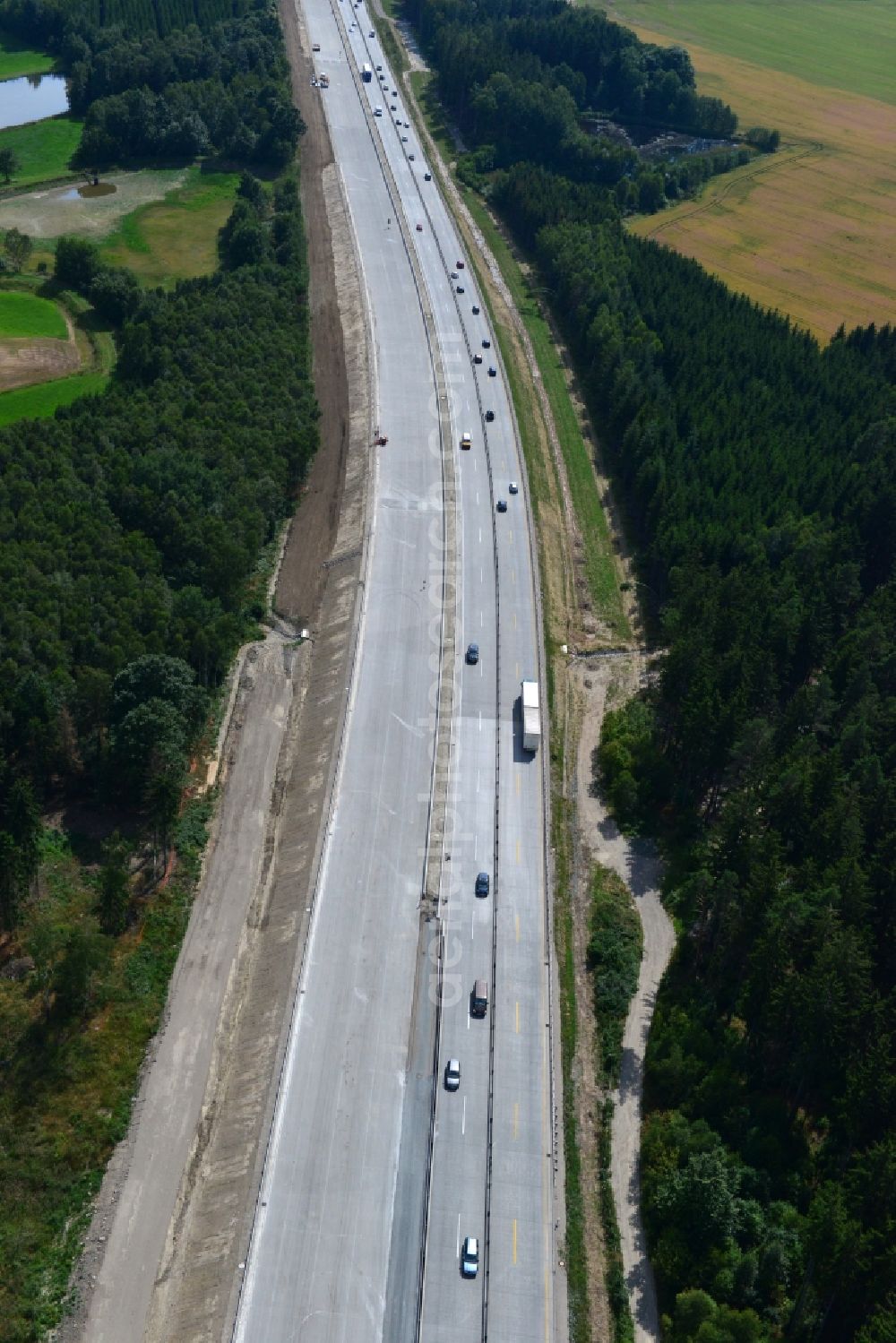 Aerial image Wüstenwetzdorf - Buildings and route of the motorway A9 motorway with four lanes now. Currently, reconstruction, expansion and new construction work is underway for the six-lane expansion of Highway 9 between Triptis and Schleiz by Wayss & Freytag Ingenieurbau and EUROVIA VINCI in Thuringia