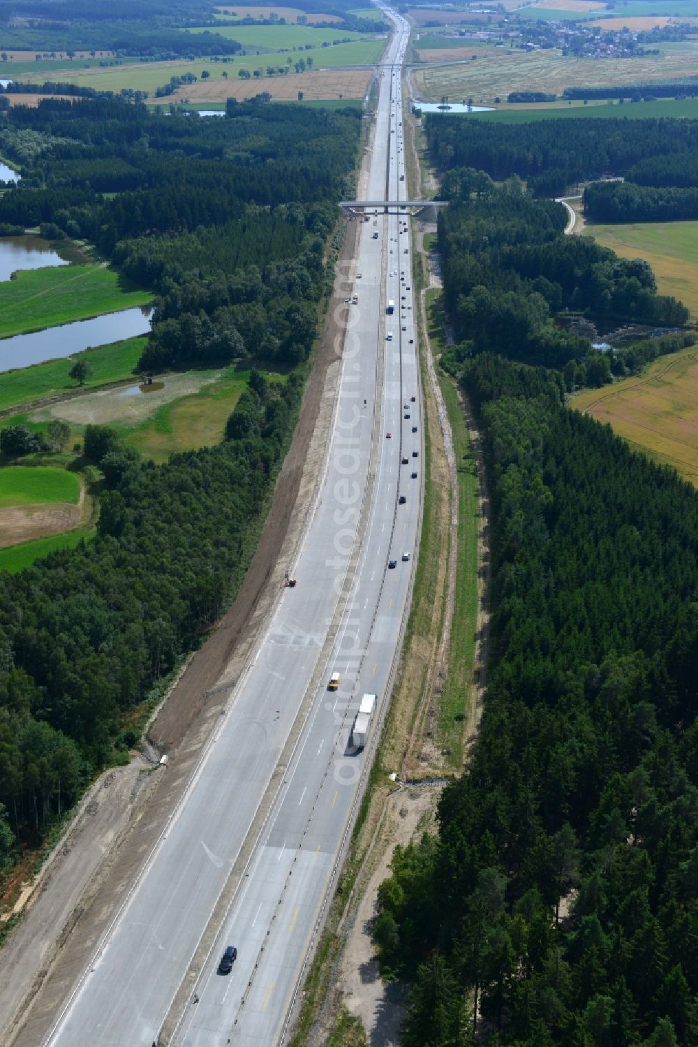 Aerial photograph Wüstenwetzdorf - Buildings and route of the motorway A9 motorway with four lanes now. Currently, reconstruction, expansion and new construction work is underway for the six-lane expansion of Highway 9 between Triptis and Schleiz by Wayss & Freytag Ingenieurbau and EUROVIA VINCI in Thuringia