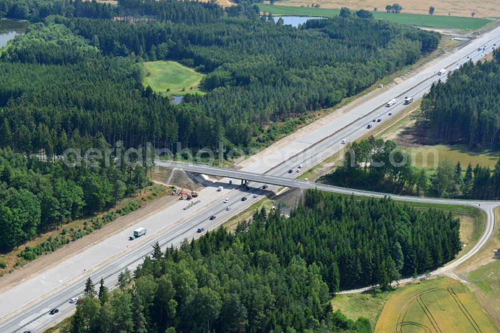 Wüstenwetzdorf from the bird's eye view: Buildings and route of the motorway A9 motorway with four lanes now. Currently, reconstruction, expansion and new construction work is underway for the six-lane expansion of Highway 9 between Triptis and Schleiz by Wayss & Freytag Ingenieurbau and EUROVIA VINCI in Thuringia