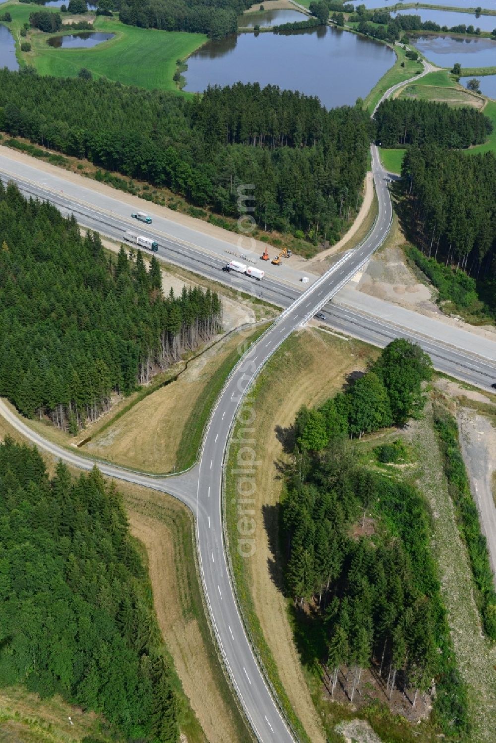 Wüstenwetzdorf from the bird's eye view: Buildings and route of the motorway A9 motorway with four lanes now. Currently, reconstruction, expansion and new construction work is underway for the six-lane expansion of Highway 9 between Triptis and Schleiz by Wayss & Freytag Ingenieurbau and EUROVIA VINCI in Thuringia