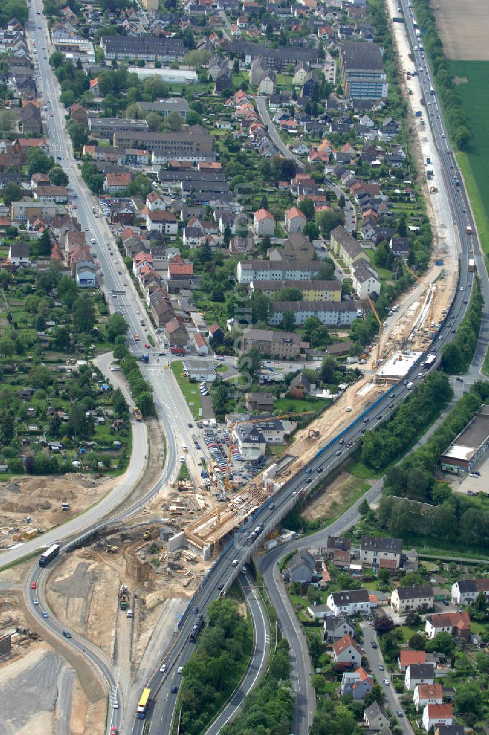 Braunschweig from the bird's eye view: Blick auf den Um- und Ausbau des Autobahndreieck Braunschweig-Südwest an der Autobahn A29 / A 391. Der EUROVIA Baukonzern errichtet hier einige Brückenneubauten. Bauherr ist die Niedersächsische Landesbehörde für Straßenbau und Verkehr. View of the implementation and expansion of the motorway junction Braunschweig-southwest along the highway A29 / A 395th The construction company built EUROVIA here are some new bridges. Owner is the Lower Saxony state authorities for road construction and transport.