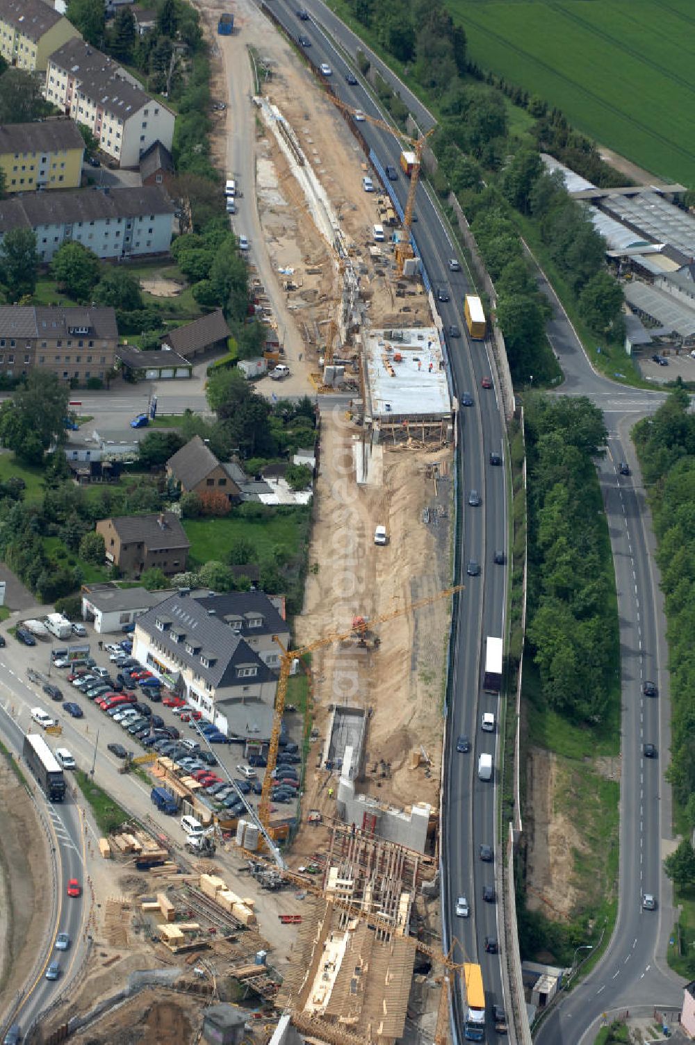 Aerial image Braunschweig - Blick auf den Um- und Ausbau des Autobahndreieck Braunschweig-Südwest an der Autobahn A29 / A 391. Der EUROVIA Baukonzern errichtet hier einige Brückenneubauten. Bauherr ist die Niedersächsische Landesbehörde für Straßenbau und Verkehr. View of the implementation and expansion of the motorway junction Braunschweig-southwest along the highway A29 / A 395th The construction company built EUROVIA here are some new bridges. Owner is the Lower Saxony state authorities for road construction and transport.