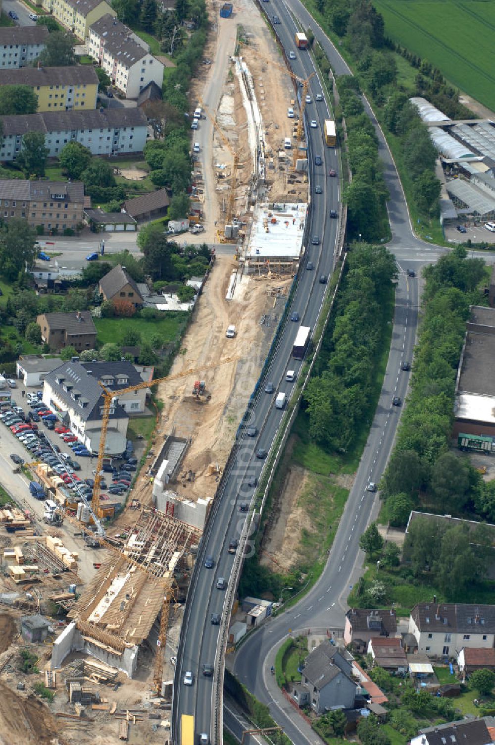 Aerial photograph Braunschweig - Blick auf den Um- und Ausbau des Autobahndreieck Braunschweig-Südwest an der Autobahn A29 / A 391. Der EUROVIA Baukonzern errichtet hier einige Brückenneubauten. Bauherr ist die Niedersächsische Landesbehörde für Straßenbau und Verkehr. View of the implementation and expansion of the motorway junction Braunschweig-southwest along the highway A29 / A 395th The construction company built EUROVIA here are some new bridges. Owner is the Lower Saxony state authorities for road construction and transport.