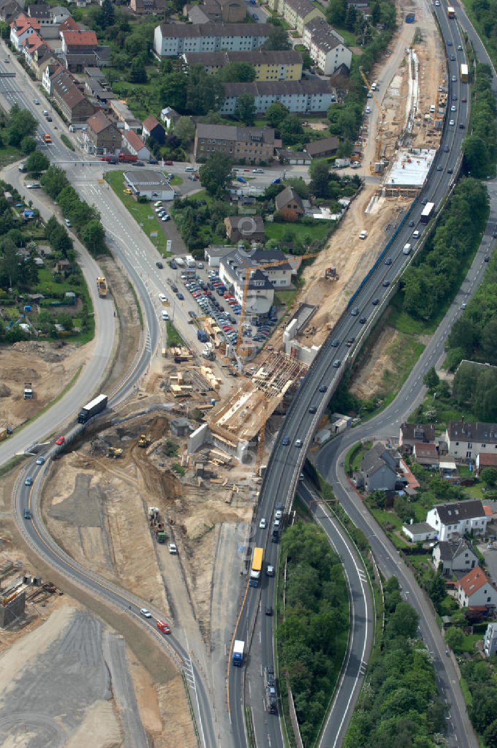 Braunschweig from above - Blick auf den Um- und Ausbau des Autobahndreieck Braunschweig-Südwest an der Autobahn A29 / A 391. Der EUROVIA Baukonzern errichtet hier einige Brückenneubauten. Bauherr ist die Niedersächsische Landesbehörde für Straßenbau und Verkehr. View of the implementation and expansion of the motorway junction Braunschweig-southwest along the highway A29 / A 395th The construction company built EUROVIA here are some new bridges. Owner is the Lower Saxony state authorities for road construction and transport.