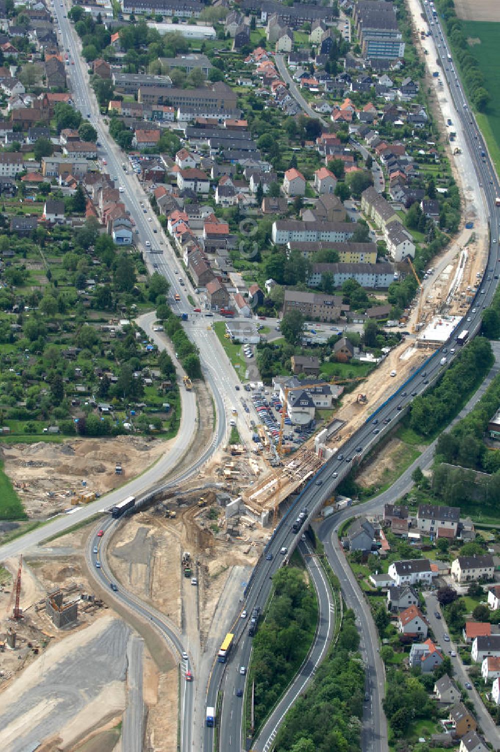 Braunschweig from the bird's eye view: Blick auf den Um- und Ausbau des Autobahndreieck Braunschweig-Südwest an der Autobahn A29 / A 391. Der EUROVIA Baukonzern errichtet hier einige Brückenneubauten. Bauherr ist die Niedersächsische Landesbehörde für Straßenbau und Verkehr. View of the implementation and expansion of the motorway junction Braunschweig-southwest along the highway A29 / A 395th The construction company built EUROVIA here are some new bridges. Owner is the Lower Saxony state authorities for road construction and transport.