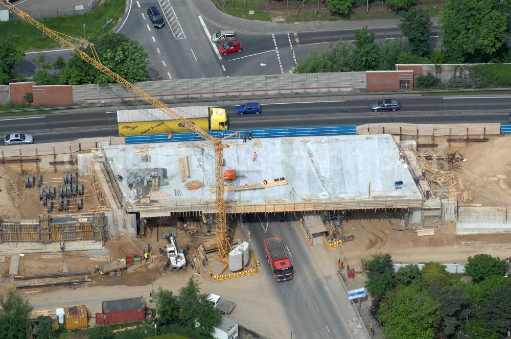 Aerial image Braunschweig - Blick auf den Um- und Ausbau des Autobahndreieck Braunschweig-Südwest an der Autobahn A29 / A 391. Der EUROVIA Baukonzern errichtet hier einige Brückenneubauten. Bauherr ist die Niedersächsische Landesbehörde für Straßenbau und Verkehr. View of the implementation and expansion of the motorway junction Braunschweig-southwest along the highway A29 / A 395th The construction company built EUROVIA here are some new bridges. Owner is the Lower Saxony state authorities for road construction and transport.