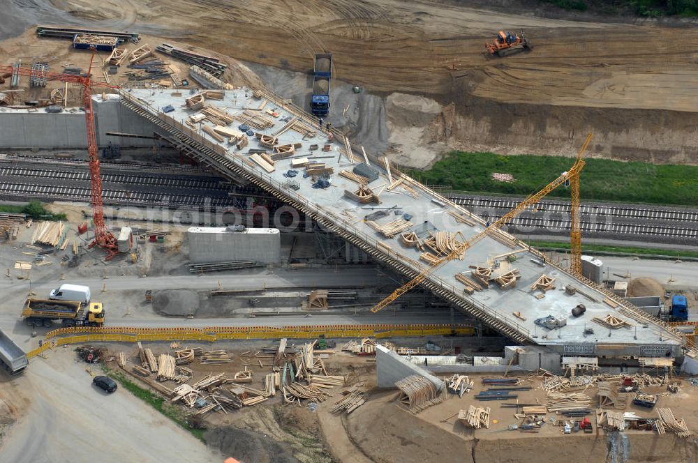 Aerial photograph Braunschweig - Blick auf den Um- und Ausbau des Autobahndreieck Braunschweig-Südwest an der Autobahn A29 / A 391. Der EUROVIA Baukonzern errichtet hier einige Brückenneubauten. Bauherr ist die Niedersächsische Landesbehörde für Straßenbau und Verkehr. View of the implementation and expansion of the motorway junction Braunschweig-southwest along the highway A29 / A 395th The construction company built EUROVIA here are some new bridges. Owner is the Lower Saxony state authorities for road construction and transport.