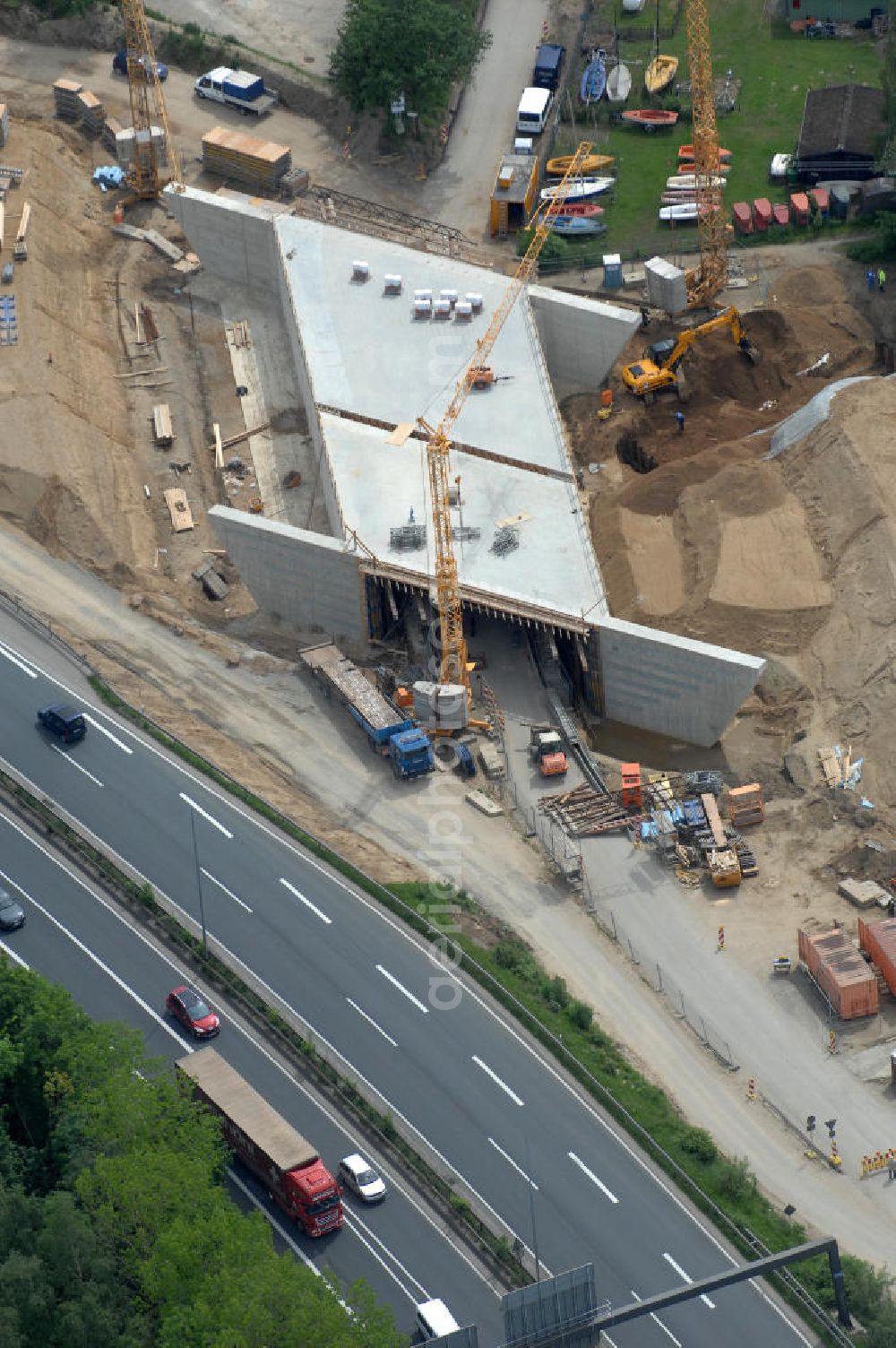 Aerial image Braunschweig - Blick auf den Um- und Ausbau des Autobahndreieck Braunschweig-Südwest an der Autobahn A29 / A 391. Der EUROVIA Baukonzern errichtet hier einige Brückenneubauten. Bauherr ist die Niedersächsische Landesbehörde für Straßenbau und Verkehr. View of the implementation and expansion of the motorway junction Braunschweig-southwest along the highway A29 / A 395th The construction company built EUROVIA here are some new bridges. Owner is the Lower Saxony state authorities for road construction and transport.