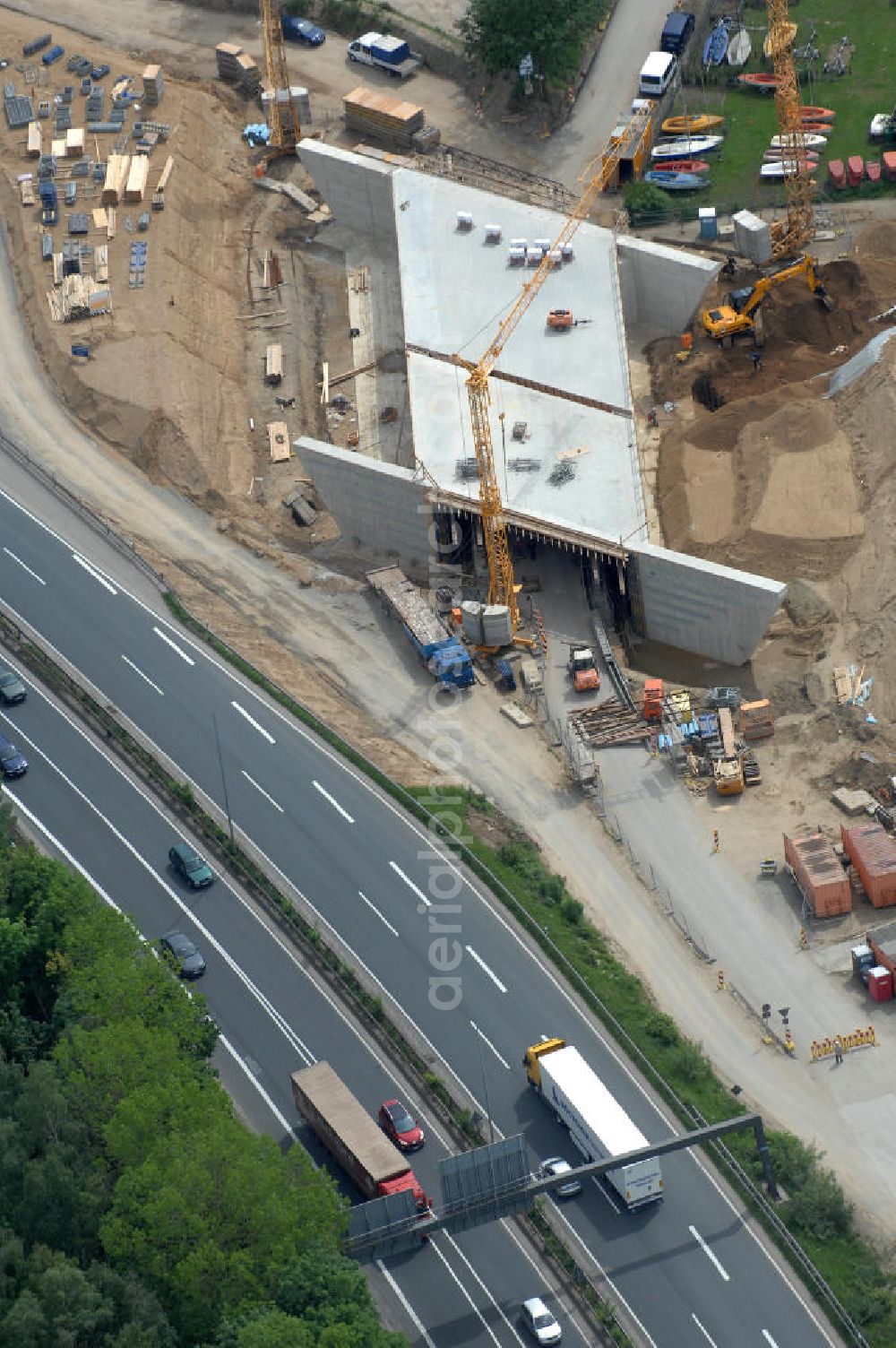 Aerial photograph Braunschweig - Blick auf den Um- und Ausbau des Autobahndreieck Braunschweig-Südwest an der Autobahn A29 / A 391. Der EUROVIA Baukonzern errichtet hier einige Brückenneubauten. Bauherr ist die Niedersächsische Landesbehörde für Straßenbau und Verkehr. View of the implementation and expansion of the motorway junction Braunschweig-southwest along the highway A29 / A 395th The construction company built EUROVIA here are some new bridges. Owner is the Lower Saxony state authorities for road construction and transport.