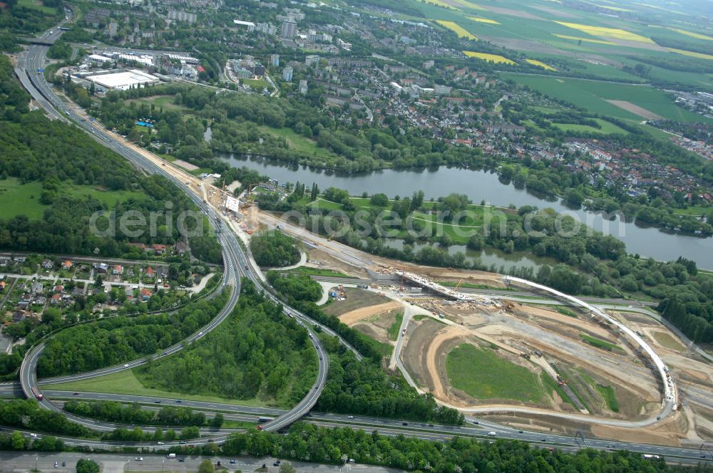 Aerial photograph Braunschweig - Blick auf den Um- und Ausbau des Autobahndreieck Braunschweig-Südwest an der Autobahn A29 / A 391. Der EUROVIA Baukonzern errichtet hier einige Brückenneubauten. Bauherr ist die Niedersächsische Landesbehörde für Straßenbau und Verkehr. View of the implementation and expansion of the motorway junction Braunschweig-southwest along the highway A29 / A 395th The construction company built EUROVIA here are some new bridges. Owner is the Lower Saxony state authorities for road construction and transport.