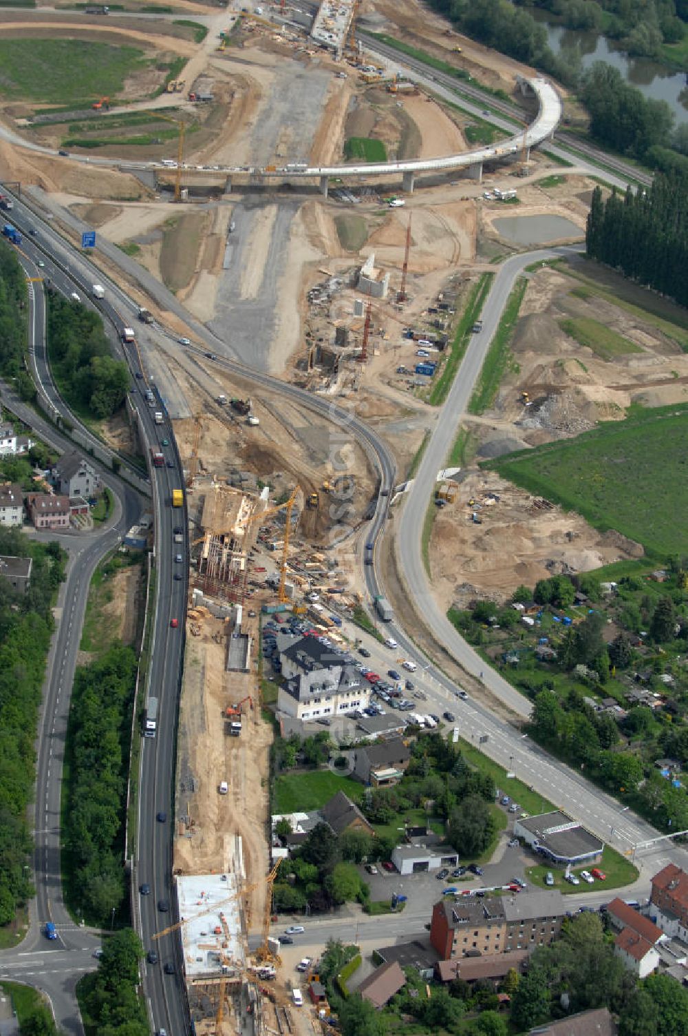 Aerial image Braunschweig - Blick auf den Um- und Ausbau des Autobahndreieck Braunschweig-Südwest an der Autobahn A29 / A 391. Der EUROVIA Baukonzern errichtet hier einige Brückenneubauten. Bauherr ist die Niedersächsische Landesbehörde für Straßenbau und Verkehr. View of the implementation and expansion of the motorway junction Braunschweig-southwest along the highway A29 / A 395th The construction company built EUROVIA here are some new bridges. Owner is the Lower Saxony state authorities for road construction and transport.