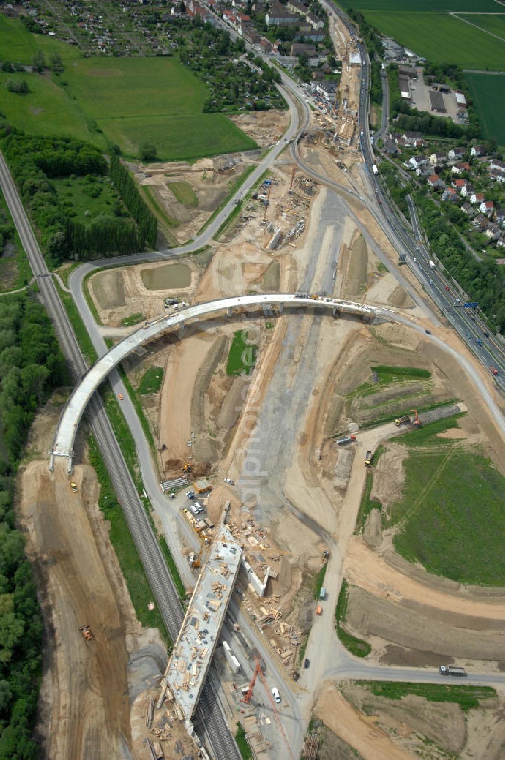 Aerial image Braunschweig - Blick auf den Um- und Ausbau des Autobahndreieck Braunschweig-Südwest an der Autobahn A29 / A 391. Der EUROVIA Baukonzern errichtet hier einige Brückenneubauten. Bauherr ist die Niedersächsische Landesbehörde für Straßenbau und Verkehr. View of the implementation and expansion of the motorway junction Braunschweig-southwest along the highway A29 / A 395th The construction company built EUROVIA here are some new bridges. Owner is the Lower Saxony state authorities for road construction and transport.