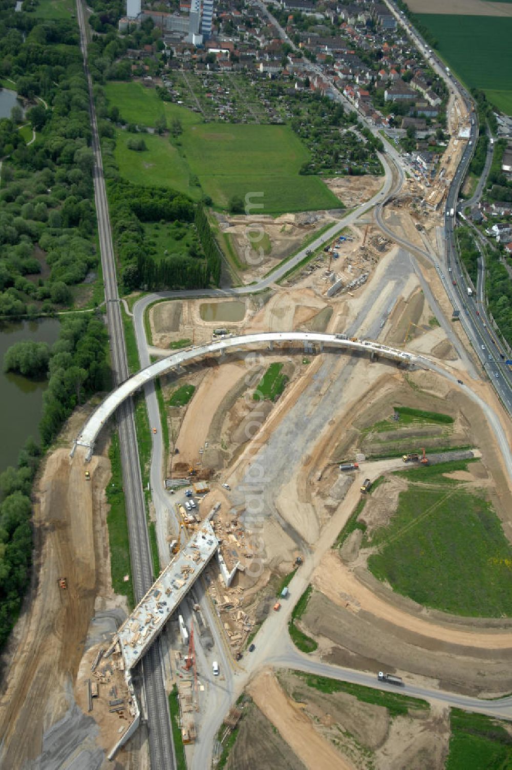 Aerial photograph Braunschweig - Blick auf den Um- und Ausbau des Autobahndreieck Braunschweig-Südwest an der Autobahn A29 / A 391. Der EUROVIA Baukonzern errichtet hier einige Brückenneubauten. Bauherr ist die Niedersächsische Landesbehörde für Straßenbau und Verkehr. View of the implementation and expansion of the motorway junction Braunschweig-southwest along the highway A29 / A 395th The construction company built EUROVIA here are some new bridges. Owner is the Lower Saxony state authorities for road construction and transport.