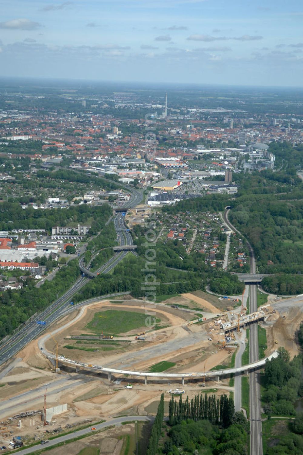 Aerial image Braunschweig - Blick auf den Um- und Ausbau des Autobahndreieck Braunschweig-Südwest an der Autobahn A29 / A 391. Der EUROVIA Baukonzern errichtet hier einige Brückenneubauten. Bauherr ist die Niedersächsische Landesbehörde für Straßenbau und Verkehr. View of the implementation and expansion of the motorway junction Braunschweig-southwest along the highway A29 / A 395th The construction company built EUROVIA here are some new bridges. Owner is the Lower Saxony state authorities for road construction and transport.