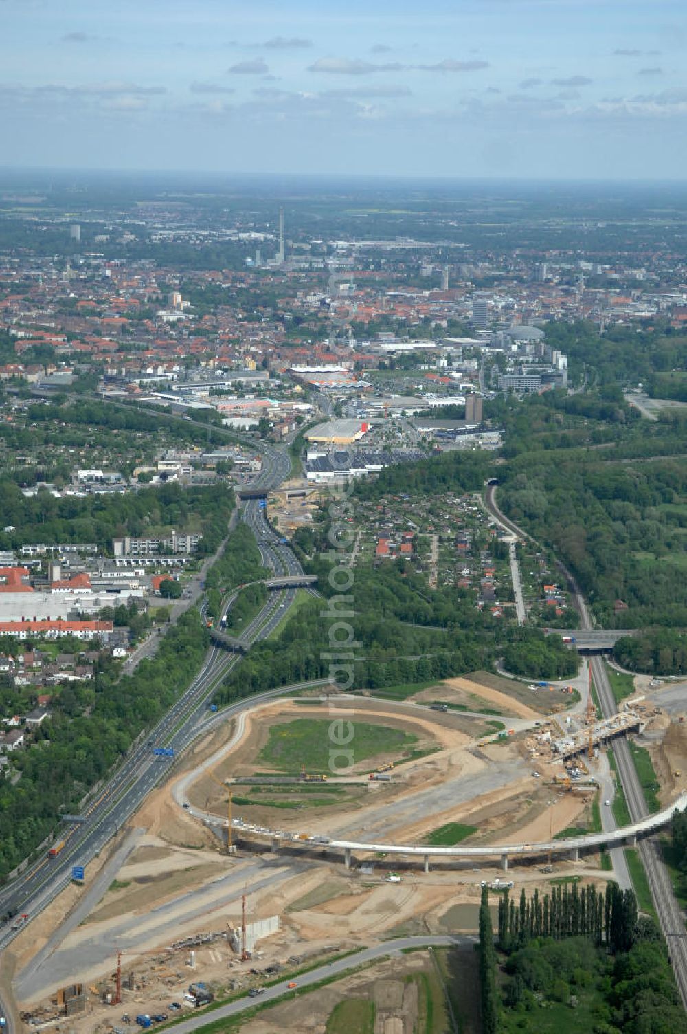 Aerial photograph Braunschweig - Blick auf den Um- und Ausbau des Autobahndreieck Braunschweig-Südwest an der Autobahn A29 / A 391. Der EUROVIA Baukonzern errichtet hier einige Brückenneubauten. Bauherr ist die Niedersächsische Landesbehörde für Straßenbau und Verkehr. View of the implementation and expansion of the motorway junction Braunschweig-southwest along the highway A29 / A 395th The construction company built EUROVIA here are some new bridges. Owner is the Lower Saxony state authorities for road construction and transport.