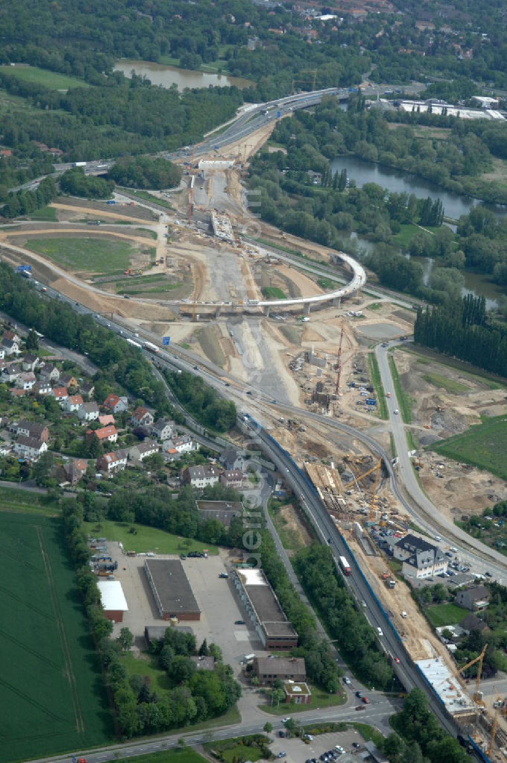 Braunschweig from above - Blick auf den Um- und Ausbau des Autobahndreieck Braunschweig-Südwest an der Autobahn A29 / A 391. Der EUROVIA Baukonzern errichtet hier einige Brückenneubauten. Bauherr ist die Niedersächsische Landesbehörde für Straßenbau und Verkehr. View of the implementation and expansion of the motorway junction Braunschweig-southwest along the highway A29 / A 395th The construction company built EUROVIA here are some new bridges. Owner is the Lower Saxony state authorities for road construction and transport.