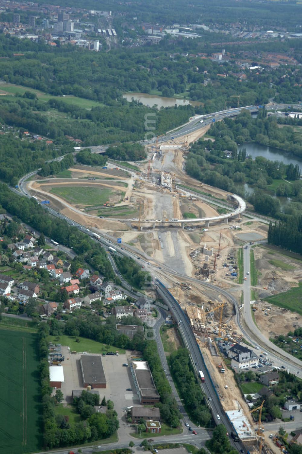 Braunschweig from the bird's eye view: Blick auf den Um- und Ausbau des Autobahndreieck Braunschweig-Südwest an der Autobahn A29 / A 391. Der EUROVIA Baukonzern errichtet hier einige Brückenneubauten. Bauherr ist die Niedersächsische Landesbehörde für Straßenbau und Verkehr. View of the implementation and expansion of the motorway junction Braunschweig-southwest along the highway A29 / A 395th The construction company built EUROVIA here are some new bridges. Owner is the Lower Saxony state authorities for road construction and transport.