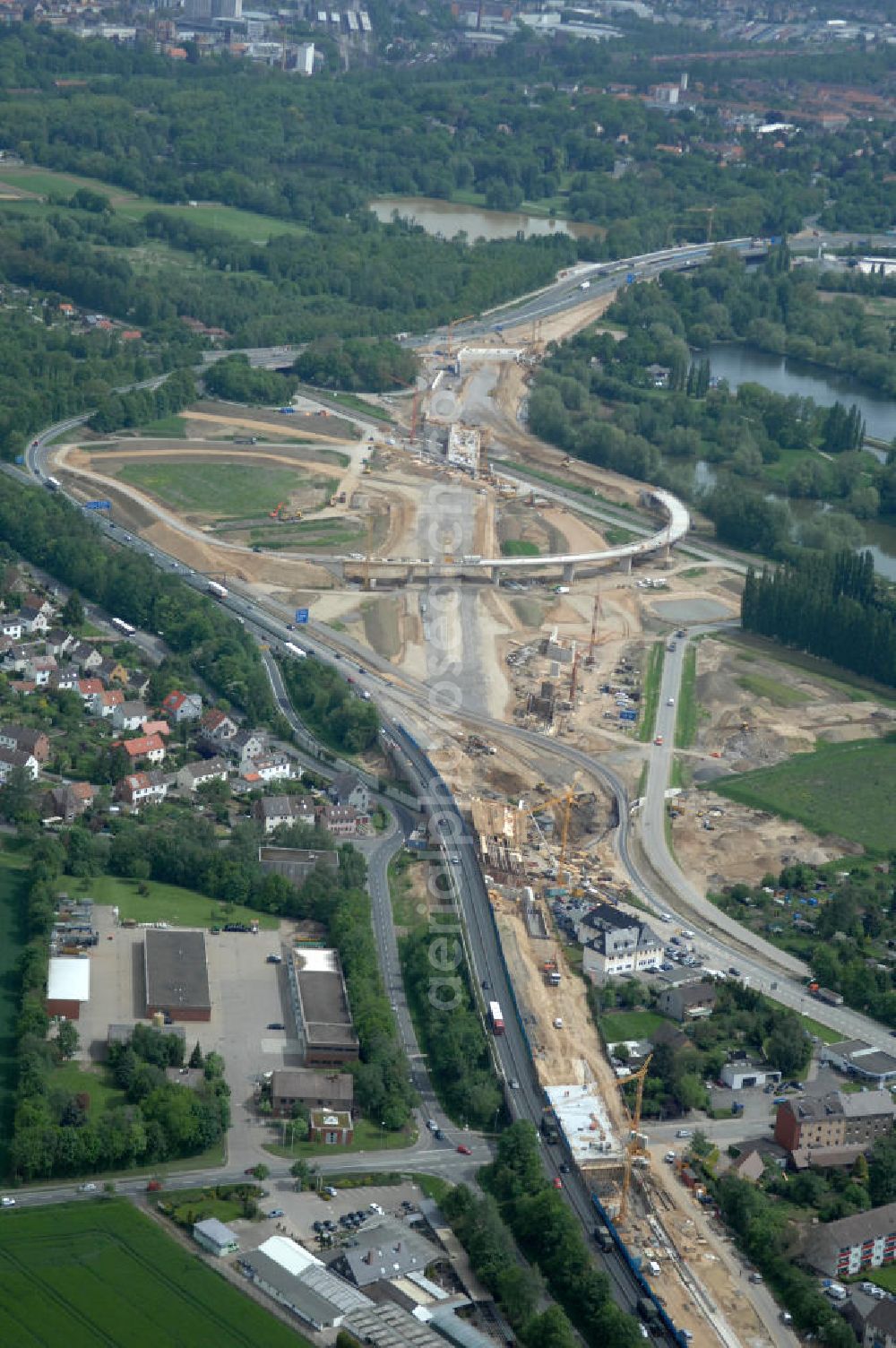 Aerial image Braunschweig - Blick auf den Um- und Ausbau des Autobahndreieck Braunschweig-Südwest an der Autobahn A29 / A 391. Der EUROVIA Baukonzern errichtet hier einige Brückenneubauten. Bauherr ist die Niedersächsische Landesbehörde für Straßenbau und Verkehr. View of the implementation and expansion of the motorway junction Braunschweig-southwest along the highway A29 / A 395th The construction company built EUROVIA here are some new bridges. Owner is the Lower Saxony state authorities for road construction and transport.