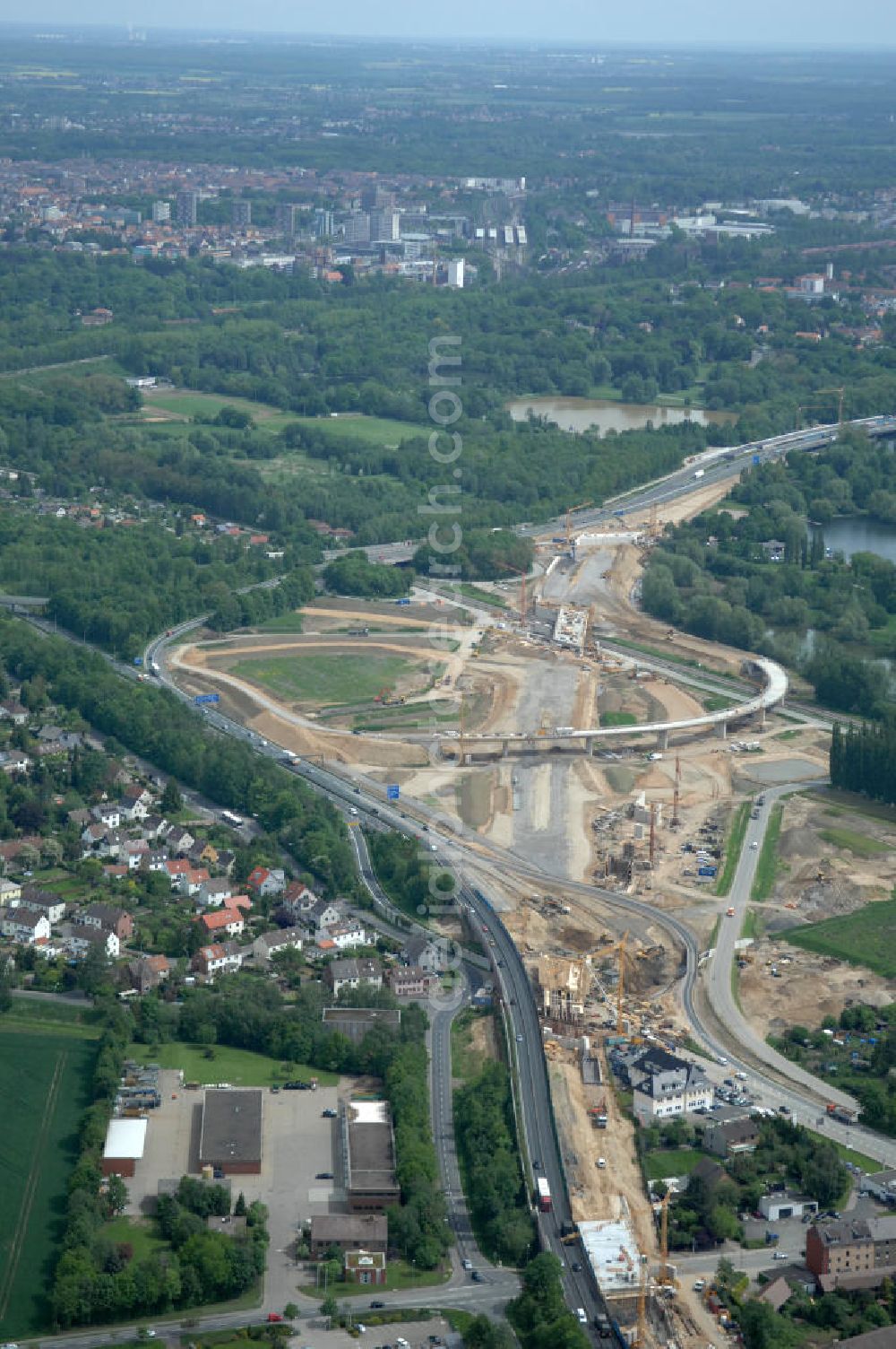 Aerial photograph Braunschweig - Blick auf den Um- und Ausbau des Autobahndreieck Braunschweig-Südwest an der Autobahn A29 / A 391. Der EUROVIA Baukonzern errichtet hier einige Brückenneubauten. Bauherr ist die Niedersächsische Landesbehörde für Straßenbau und Verkehr. View of the implementation and expansion of the motorway junction Braunschweig-southwest along the highway A29 / A 395th The construction company built EUROVIA here are some new bridges. Owner is the Lower Saxony state authorities for road construction and transport.