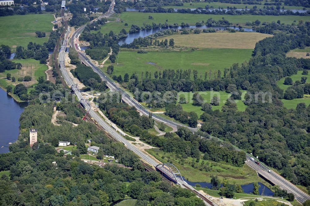 Aerial photograph Dessau-Roßlau - Blick auf verschiedene Brückenbauwerke an der Baustelle zum Ausbau der B184 zwischen Dessau und Roßlau in Sachsen-Anhalt. Die B184 wird aufgrund des gestiegenen Verkehrsaufkommens zwischen 2006 und 2009 als vierstreifige Bundesstraße (RQ 20) über den Verlauf der Elbe hinweg ausgebaut. Bauherr ist der Landesbetrieb Bau Sachsen-Anhalt, die Projektleitung liegt bei SCHÜßLER - PLAN Berlin.View of different bridge structures on the site for the expansion of the B184 between Dessau and Roßlau in Saxony-Anhalt.