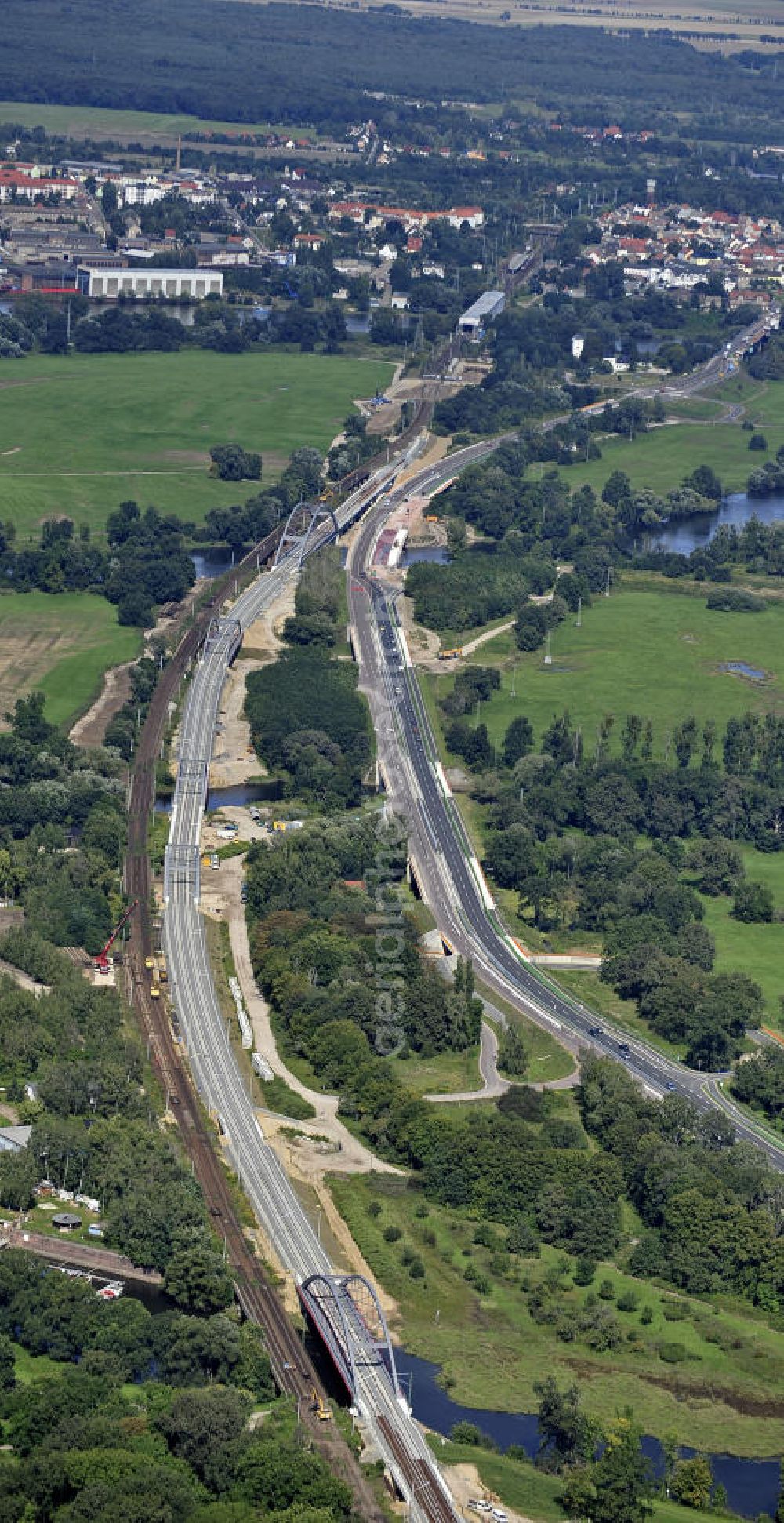 Dessau-Roßlau from above - Blick auf verschiedene Brückenbauwerke an der Baustelle zum Ausbau der B184 zwischen Dessau und Roßlau in Sachsen-Anhalt. Die B184 wird aufgrund des gestiegenen Verkehrsaufkommens zwischen 2006 und 2009 als vierstreifige Bundesstraße (RQ 20) über den Verlauf der Elbe hinweg ausgebaut. Bauherr ist der Landesbetrieb Bau Sachsen-Anhalt, die Projektleitung liegt bei SCHÜßLER - PLAN Berlin.View of different bridge structures on the site for the expansion of the B184 between Dessau and Roßlau in Saxony-Anhalt.