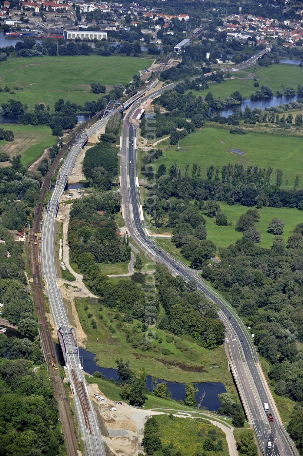 Dessau-Roßlau from the bird's eye view: Blick auf verschiedene Brückenbauwerke an der Baustelle zum Ausbau der B184 zwischen Dessau und Roßlau in Sachsen-Anhalt. Die B184 wird aufgrund des gestiegenen Verkehrsaufkommens zwischen 2006 und 2009 als vierstreifige Bundesstraße (RQ 20) über den Verlauf der Elbe hinweg ausgebaut. Bauherr ist der Landesbetrieb Bau Sachsen-Anhalt, die Projektleitung liegt bei SCHÜßLER - PLAN Berlin.View of different bridge structures on the site for the expansion of the B184 between Dessau and Roßlau in Saxony-Anhalt.