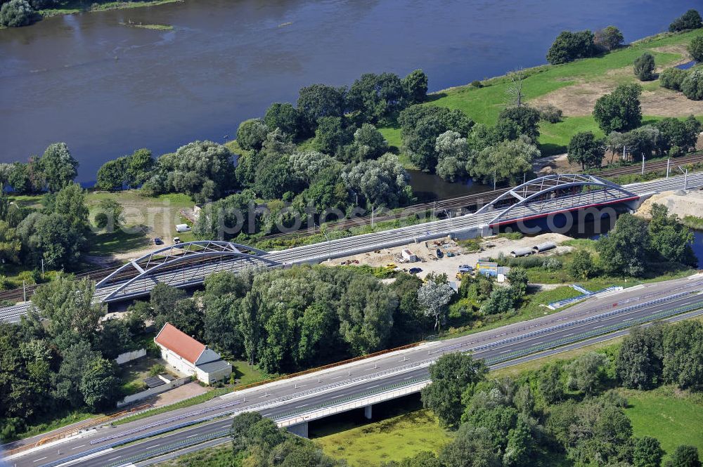 Dessau-Roßlau from above - Blick auf verschiedene Brückenbauwerke an der Baustelle zum Ausbau der B184 zwischen Dessau und Roßlau in Sachsen-Anhalt. Die B184 wird aufgrund des gestiegenen Verkehrsaufkommens zwischen 2006 und 2009 als vierstreifige Bundesstraße (RQ 20) über den Verlauf der Elbe hinweg ausgebaut. Bauherr ist der Landesbetrieb Bau Sachsen-Anhalt, die Projektleitung liegt bei SCHÜßLER - PLAN Berlin.View of different bridge structures on the site for the expansion of the B184 between Dessau and Roßlau in Saxony-Anhalt.