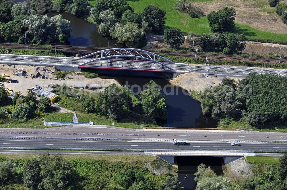 Aerial image Dessau-Roßlau - Blick auf verschiedene Brückenbauwerke an der Baustelle zum Ausbau der B184 zwischen Dessau und Roßlau in Sachsen-Anhalt. Die B184 wird aufgrund des gestiegenen Verkehrsaufkommens zwischen 2006 und 2009 als vierstreifige Bundesstraße (RQ 20) über den Verlauf der Elbe hinweg ausgebaut. Bauherr ist der Landesbetrieb Bau Sachsen-Anhalt, die Projektleitung liegt bei SCHÜßLER - PLAN Berlin.View of different bridge structures on the site for the expansion of the B184 between Dessau and Roßlau in Saxony-Anhalt.