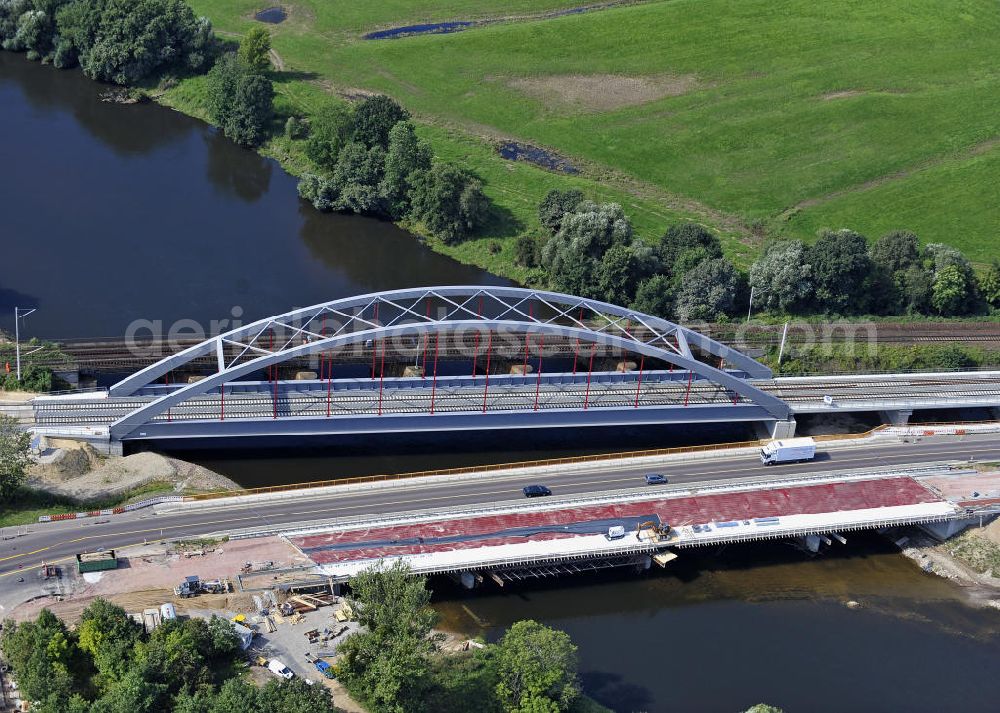 Dessau-Roßlau from above - Blick auf verschiedene Brückenbauwerke an der Baustelle zum Ausbau der B184 zwischen Dessau und Roßlau in Sachsen-Anhalt. Die B184 wird aufgrund des gestiegenen Verkehrsaufkommens zwischen 2006 und 2009 als vierstreifige Bundesstraße (RQ 20) über den Verlauf der Elbe hinweg ausgebaut. Bauherr ist der Landesbetrieb Bau Sachsen-Anhalt, die Projektleitung liegt bei SCHÜßLER - PLAN Berlin.View of different bridge structures on the site for the expansion of the B184 between Dessau and Roßlau in Saxony-Anhalt.