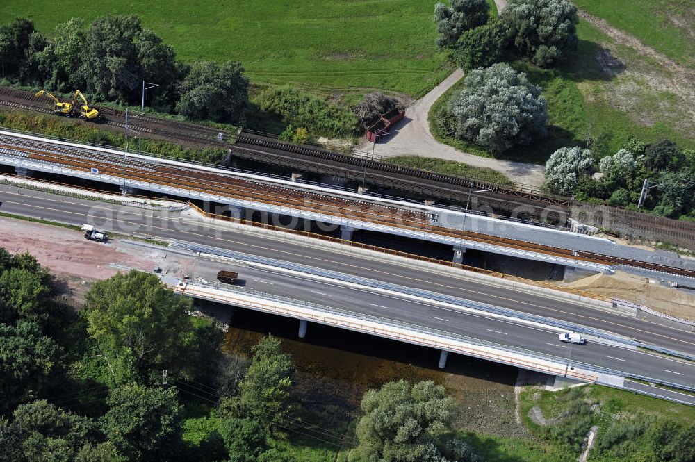 Aerial image Dessau-Roßlau - Blick auf verschiedene Brückenbauwerke an der Baustelle zum Ausbau der B184 zwischen Dessau und Roßlau in Sachsen-Anhalt. Die B184 wird aufgrund des gestiegenen Verkehrsaufkommens zwischen 2006 und 2009 als vierstreifige Bundesstraße (RQ 20) über den Verlauf der Elbe hinweg ausgebaut. Bauherr ist der Landesbetrieb Bau Sachsen-Anhalt, die Projektleitung liegt bei SCHÜßLER - PLAN Berlin.View of different bridge structures on the site for the expansion of the B184 between Dessau and Roßlau in Saxony-Anhalt.