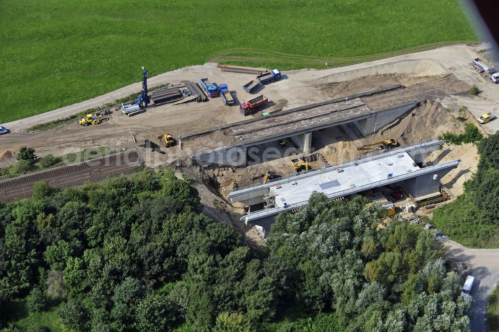 Aerial photograph Dessau-Roßlau - Blick auf verschiedene Brückenbauwerke an der Baustelle zum Ausbau der B184 zwischen Dessau und Roßlau in Sachsen-Anhalt. Die B184 wird aufgrund des gestiegenen Verkehrsaufkommens zwischen 2006 und 2009 als vierstreifige Bundesstraße (RQ 20) über den Verlauf der Elbe hinweg ausgebaut. Bauherr ist der Landesbetrieb Bau Sachsen-Anhalt, die Projektleitung liegt bei SCHÜßLER - PLAN Berlin.View of different bridge structures on the site for the expansion of the B184 between Dessau and Roßlau in Saxony-Anhalt.