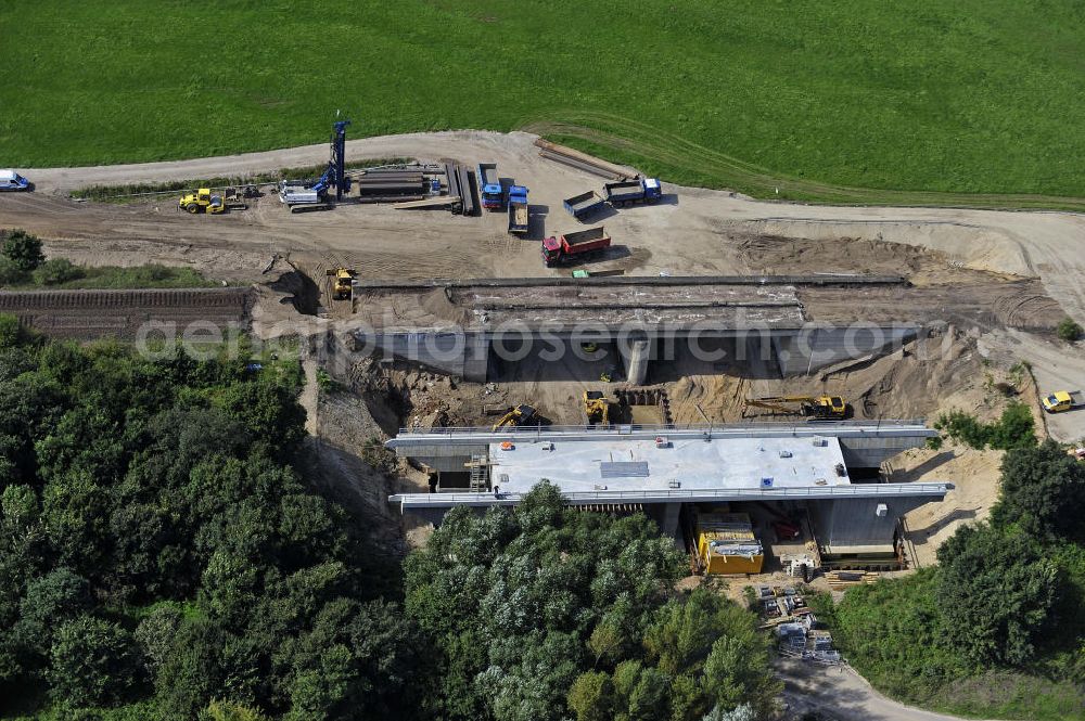 Dessau-Roßlau from above - Blick auf verschiedene Brückenbauwerke an der Baustelle zum Ausbau der B184 zwischen Dessau und Roßlau in Sachsen-Anhalt. Die B184 wird aufgrund des gestiegenen Verkehrsaufkommens zwischen 2006 und 2009 als vierstreifige Bundesstraße (RQ 20) über den Verlauf der Elbe hinweg ausgebaut. Bauherr ist der Landesbetrieb Bau Sachsen-Anhalt, die Projektleitung liegt bei SCHÜßLER - PLAN Berlin.View of different bridge structures on the site for the expansion of the B184 between Dessau and Roßlau in Saxony-Anhalt.