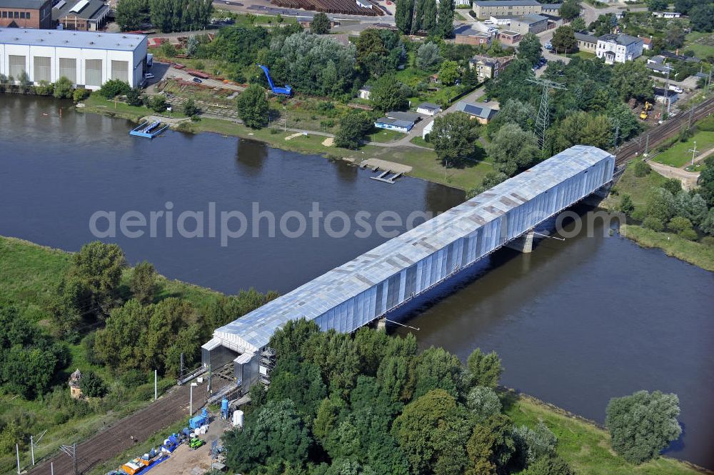 Dessau-Roßlau from the bird's eye view: Blick auf verschiedene Brückenbauwerke an der Baustelle zum Ausbau der B184 zwischen Dessau und Roßlau in Sachsen-Anhalt. Die B184 wird aufgrund des gestiegenen Verkehrsaufkommens zwischen 2006 und 2009 als vierstreifige Bundesstraße (RQ 20) über den Verlauf der Elbe hinweg ausgebaut. Bauherr ist der Landesbetrieb Bau Sachsen-Anhalt, die Projektleitung liegt bei SCHÜßLER - PLAN Berlin.View of different bridge structures on the site for the expansion of the B184 between Dessau and Roßlau in Saxony-Anhalt.