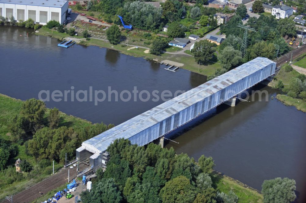 Aerial image Dessau-Roßlau - Blick auf verschiedene Brückenbauwerke an der Baustelle zum Ausbau der B184 zwischen Dessau und Roßlau in Sachsen-Anhalt. Die B184 wird aufgrund des gestiegenen Verkehrsaufkommens zwischen 2006 und 2009 als vierstreifige Bundesstraße (RQ 20) über den Verlauf der Elbe hinweg ausgebaut. Bauherr ist der Landesbetrieb Bau Sachsen-Anhalt, die Projektleitung liegt bei SCHÜßLER - PLAN Berlin.View of different bridge structures on the site for the expansion of the B184 between Dessau and Roßlau in Saxony-Anhalt.