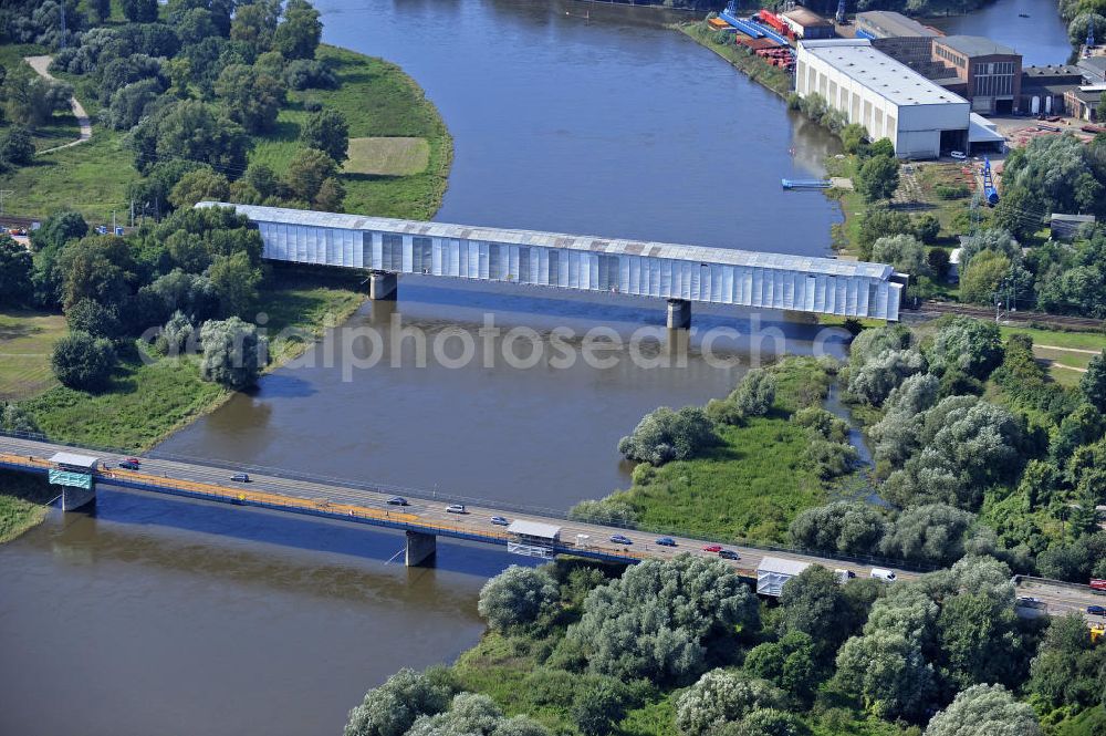 Aerial photograph Dessau-Roßlau - Blick auf verschiedene Brückenbauwerke an der Baustelle zum Ausbau der B184 zwischen Dessau und Roßlau in Sachsen-Anhalt. Die B184 wird aufgrund des gestiegenen Verkehrsaufkommens zwischen 2006 und 2009 als vierstreifige Bundesstraße (RQ 20) über den Verlauf der Elbe hinweg ausgebaut. Bauherr ist der Landesbetrieb Bau Sachsen-Anhalt, die Projektleitung liegt bei SCHÜßLER - PLAN Berlin.View of different bridge structures on the site for the expansion of the B184 between Dessau and Roßlau in Saxony-Anhalt.