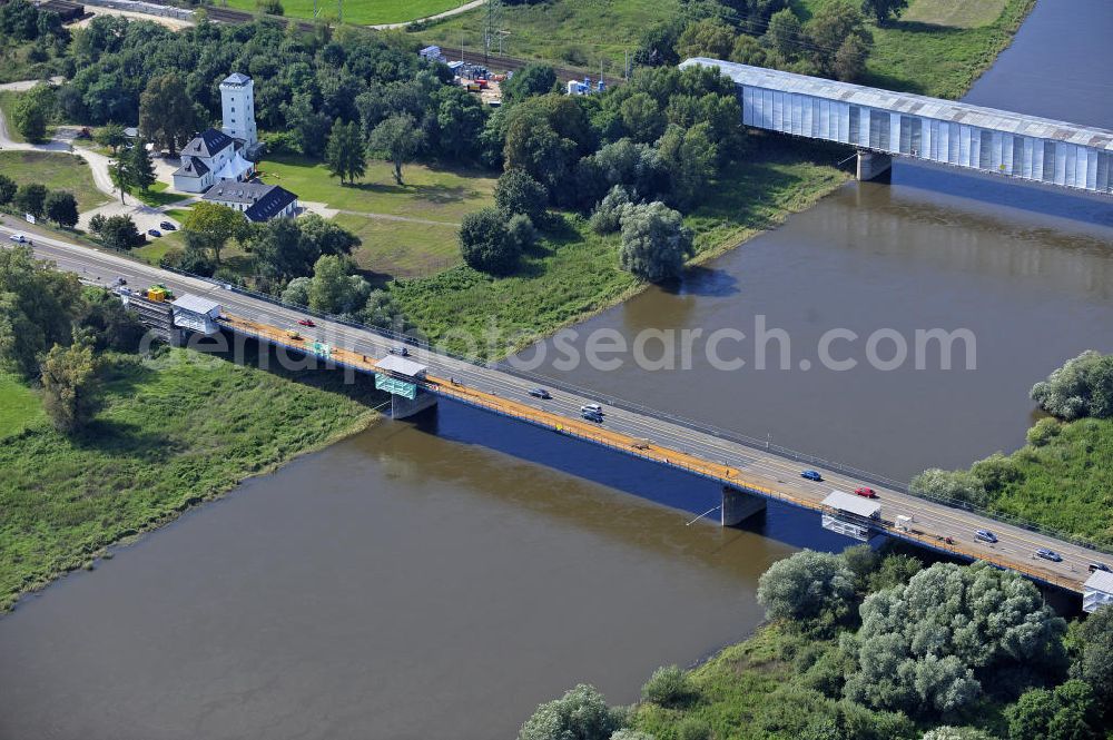 Dessau-Roßlau from above - Blick auf verschiedene Brückenbauwerke an der Baustelle zum Ausbau der B184 zwischen Dessau und Roßlau in Sachsen-Anhalt. Die B184 wird aufgrund des gestiegenen Verkehrsaufkommens zwischen 2006 und 2009 als vierstreifige Bundesstraße (RQ 20) über den Verlauf der Elbe hinweg ausgebaut. Bauherr ist der Landesbetrieb Bau Sachsen-Anhalt, die Projektleitung liegt bei SCHÜßLER - PLAN Berlin.View of different bridge structures on the site for the expansion of the B184 between Dessau and Roßlau in Saxony-Anhalt.