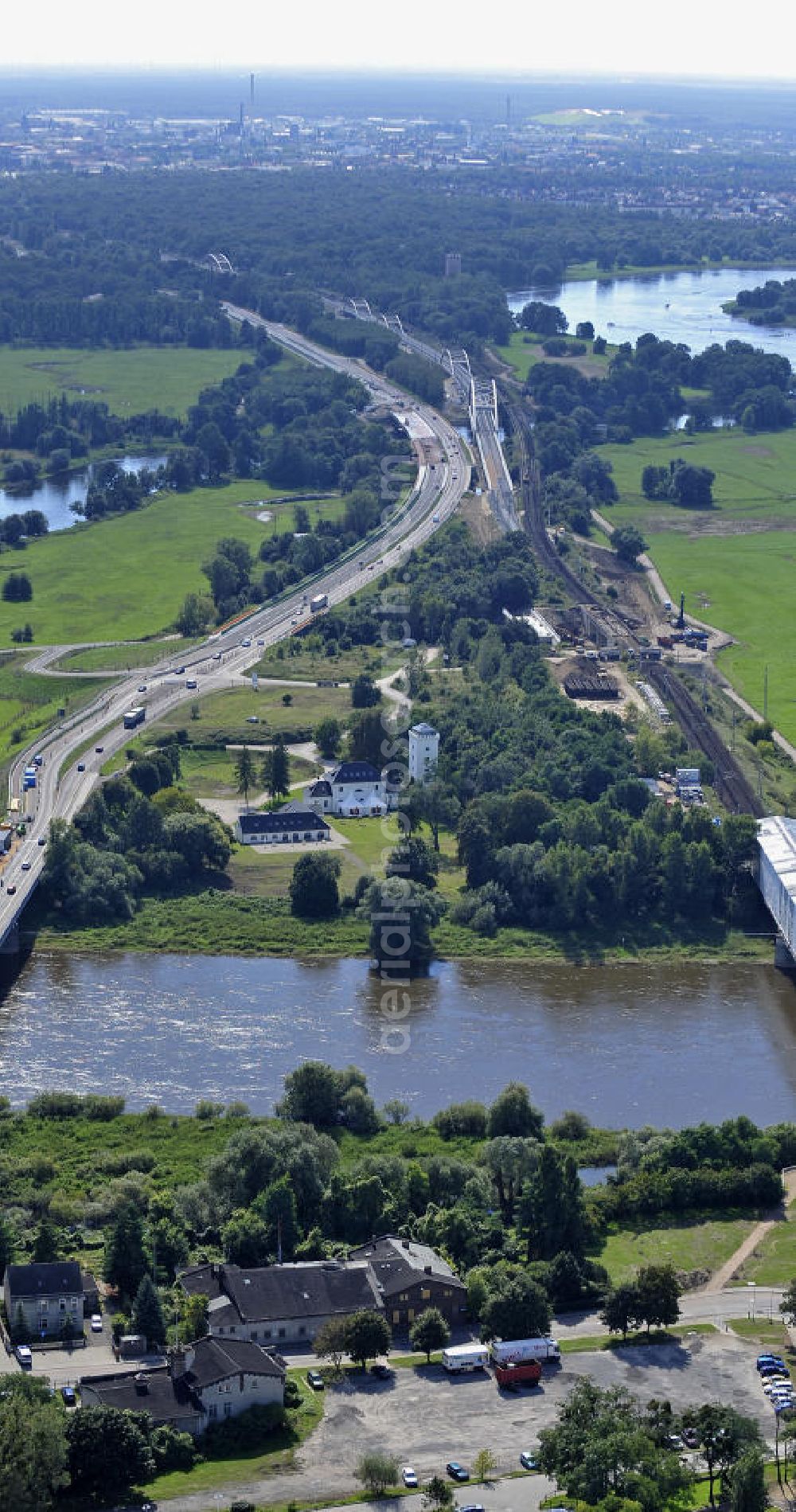 Dessau-Roßlau from above - Blick auf verschiedene Brückenbauwerke an der Baustelle zum Ausbau der B184 zwischen Dessau und Roßlau in Sachsen-Anhalt. Die B184 wird aufgrund des gestiegenen Verkehrsaufkommens zwischen 2006 und 2009 als vierstreifige Bundesstraße (RQ 20) über den Verlauf der Elbe hinweg ausgebaut. Bauherr ist der Landesbetrieb Bau Sachsen-Anhalt, die Projektleitung liegt bei SCHÜßLER - PLAN Berlin.View of different bridge structures on the site for the expansion of the B184 between Dessau and Roßlau in Saxony-Anhalt.