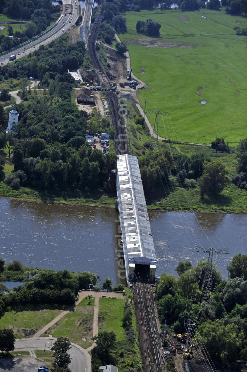 Dessau-Roßlau from the bird's eye view: Blick auf verschiedene Brückenbauwerke an der Baustelle zum Ausbau der B184 zwischen Dessau und Roßlau in Sachsen-Anhalt. Die B184 wird aufgrund des gestiegenen Verkehrsaufkommens zwischen 2006 und 2009 als vierstreifige Bundesstraße (RQ 20) über den Verlauf der Elbe hinweg ausgebaut. Bauherr ist der Landesbetrieb Bau Sachsen-Anhalt, die Projektleitung liegt bei SCHÜßLER - PLAN Berlin.View of different bridge structures on the site for the expansion of the B184 between Dessau and Roßlau in Saxony-Anhalt.