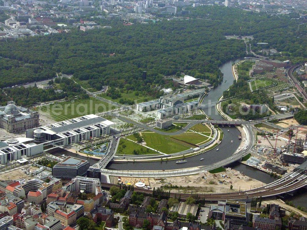 Berlin from the bird's eye view: Ausbau des Berliner Hauptbahnhofes / Lehrter Bahnhof am Berliner Spreebogen zum Regierungsviertel in Berlin-Tiergarten.