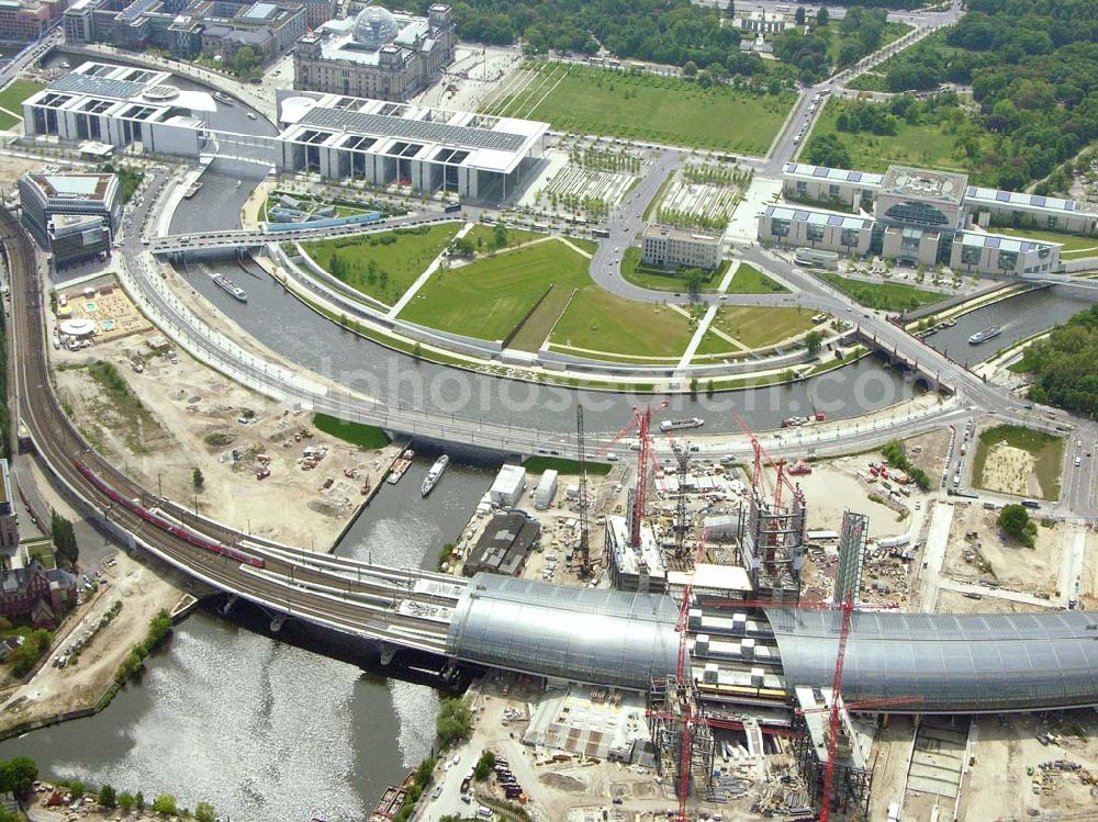 Aerial photograph Berlin - Ausbau des Berliner Hauptbahnhofes / Lehrter Bahnhof am Berliner Spreebogen zum Regierungsviertel in Berlin-Tiergarten.