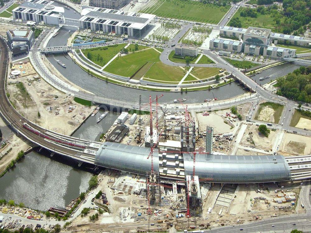 Berlin from above - Ausbau des Berliner Hauptbahnhofes / Lehrter Bahnhof am Berliner Spreebogen zum Regierungsviertel in Berlin-Tiergarten.