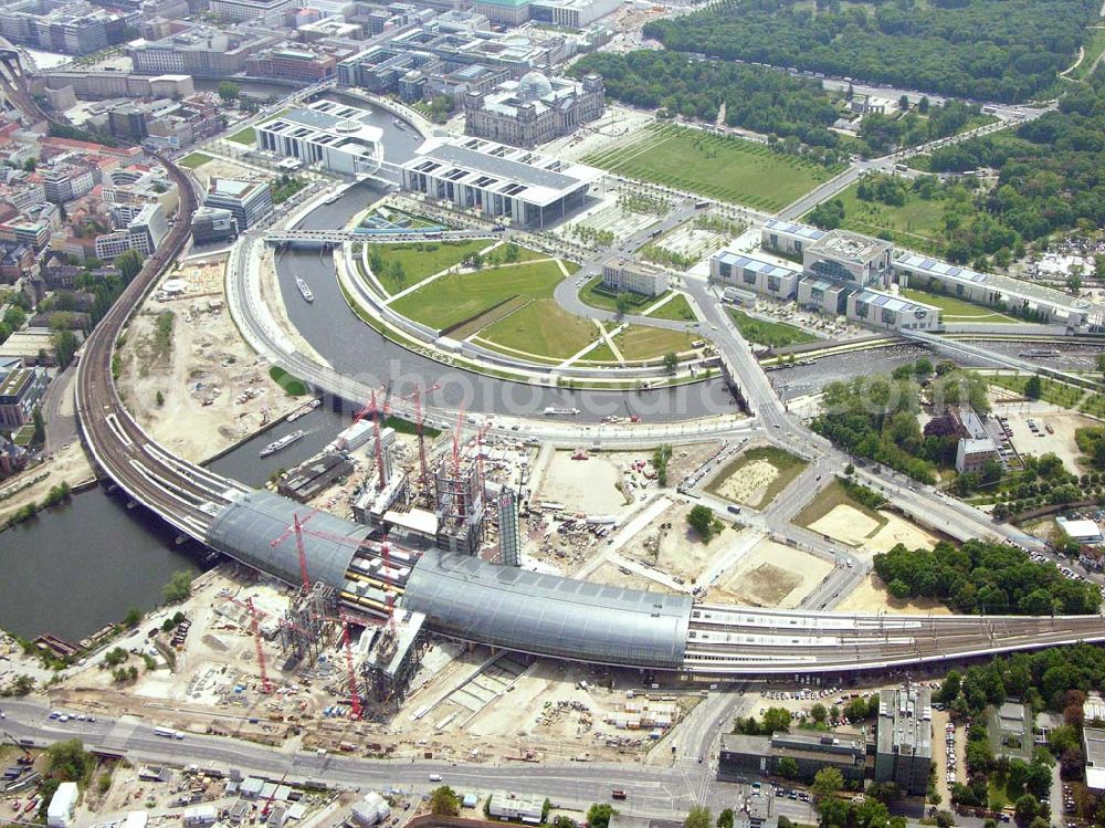 Aerial image Berlin - Ausbau des Berliner Hauptbahnhofes / Lehrter Bahnhof am Berliner Spreebogen zum Regierungsviertel in Berlin-Tiergarten.