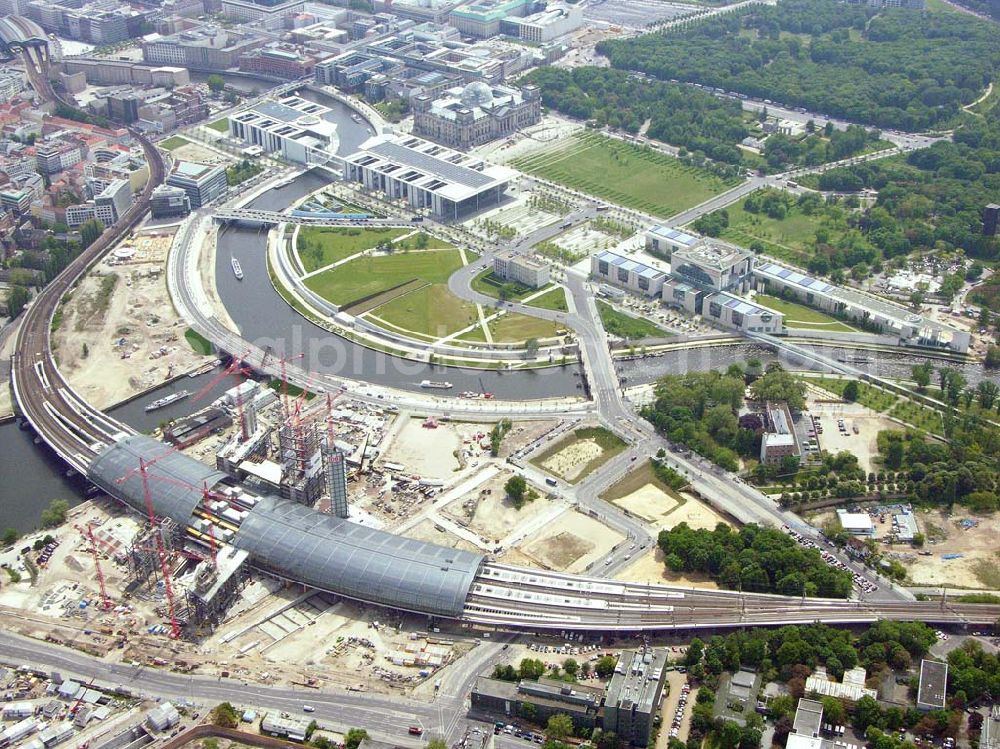 Aerial photograph Berlin - Ausbau des Berliner Hauptbahnhofes / Lehrter Bahnhof am Berliner Spreebogen zum Regierungsviertel in Berlin-Tiergarten.